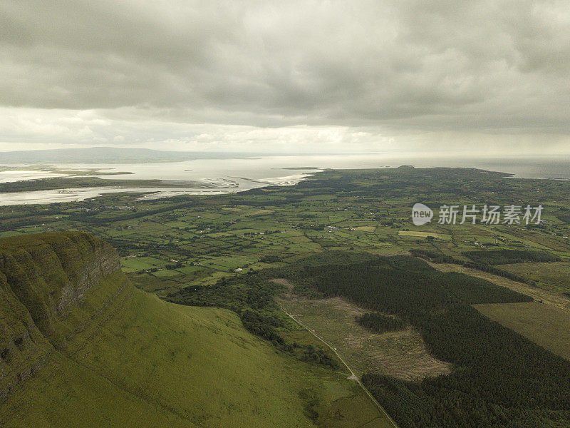 爱尔兰斯莱戈公司本布尔本山脉的高架景观。