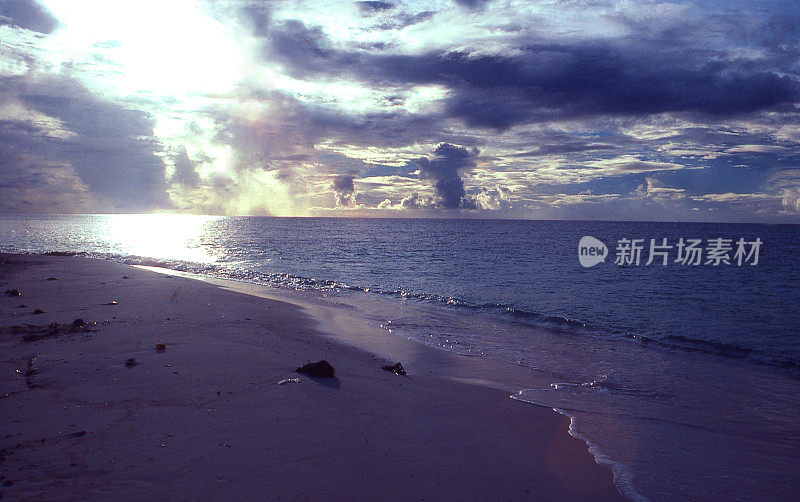 马绍尔群岛附近宁静的太平洋上的晚霞