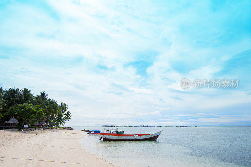 马来西亚沙巴州宁静的海滩和船只