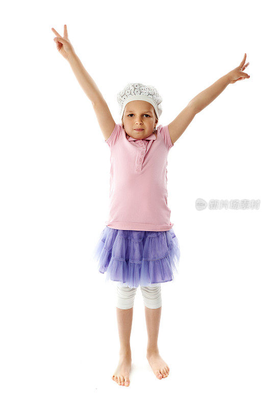 穿粉红衬衫紫色裙子的小女孩把手举到白色的上面