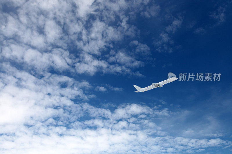 飞机在云层之上的天空飞行