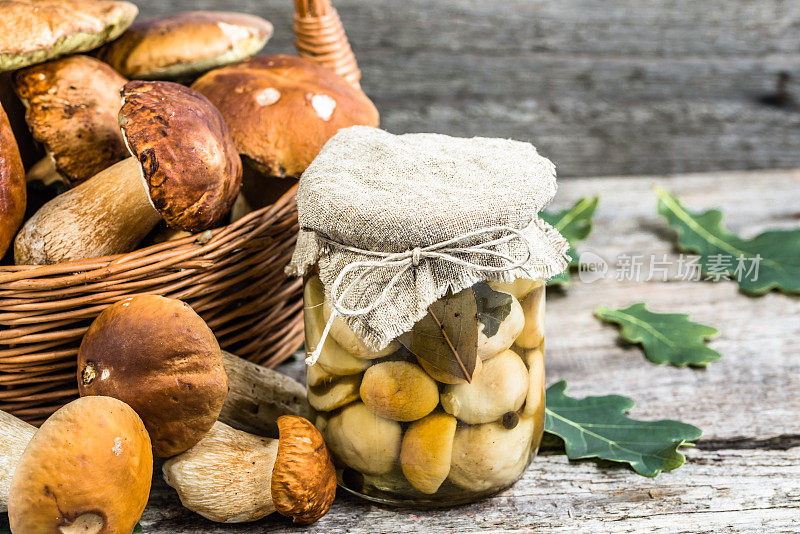 土制木桌上的罐子里腌制的香菇，秋天的蜜饯正在准备