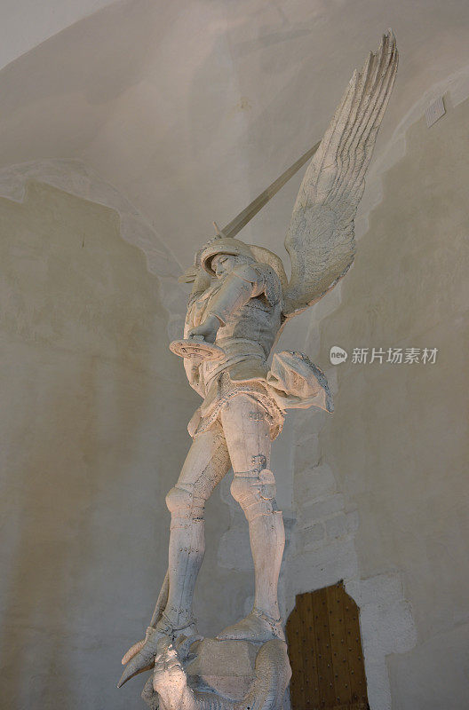法国布列塔尼圣米歇尔山的大天使圣迈克尔雕像