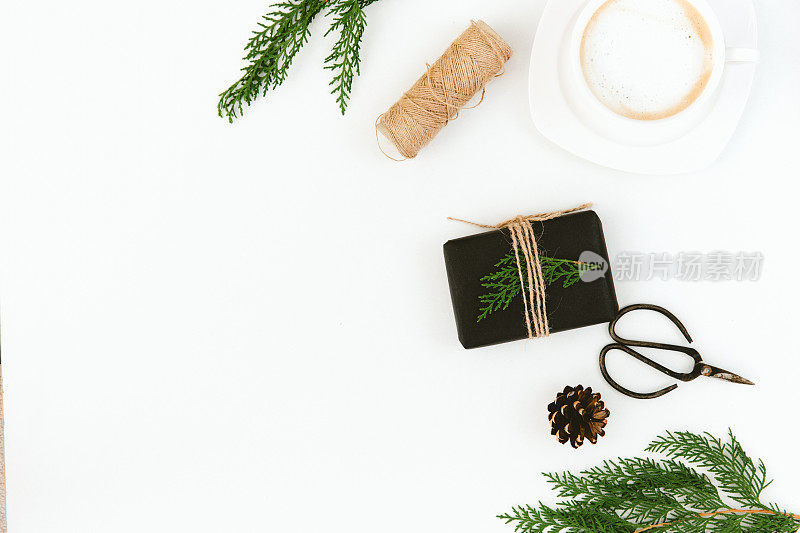 咖啡杯，礼物，落叶松树枝，肉桂棒，圣诞作文平铺
