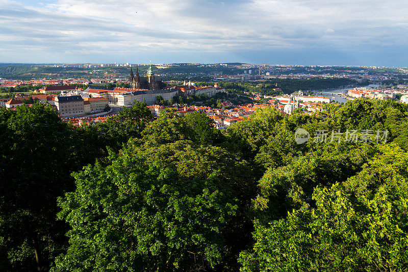 布拉格全景，圣维塔斯大教堂和布拉格城堡