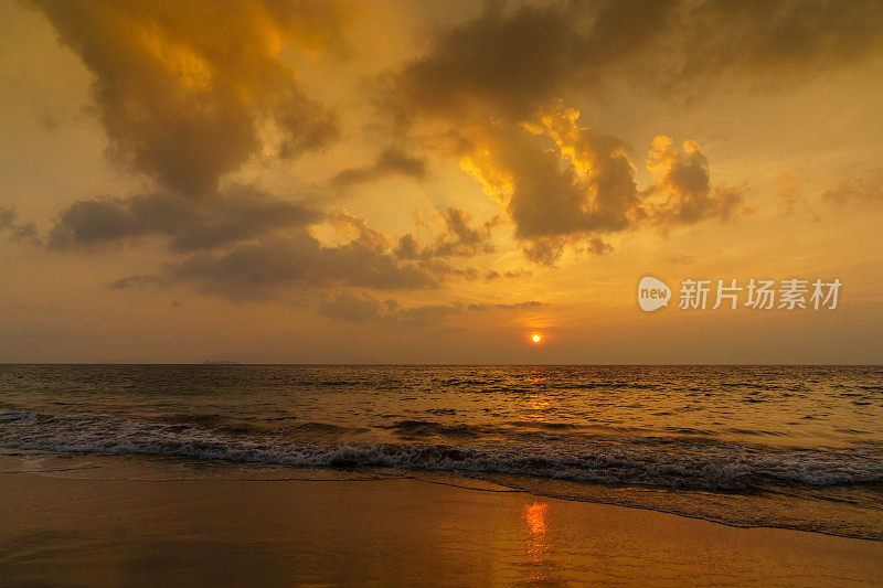 日落时分的毛伊岛海滩和大海