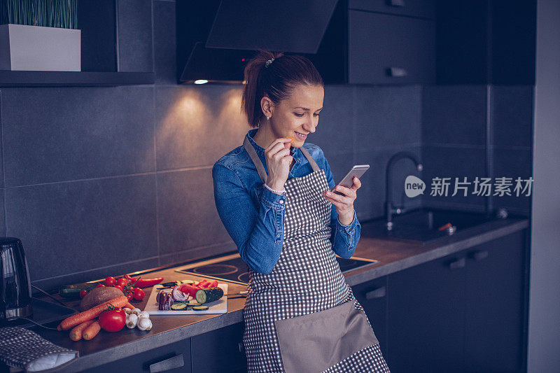 女人上网查菜谱