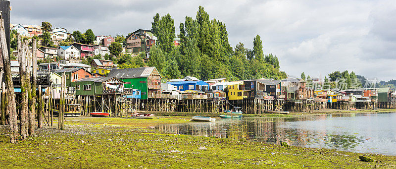 卡斯特罗岛上的帕拉菲托斯全景图Chiloé，智利