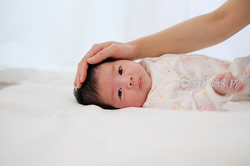 躺着新生的婴儿