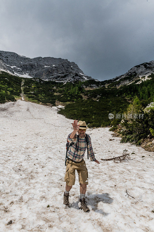 在阿尔卑斯山徒步旅行的高级登山家