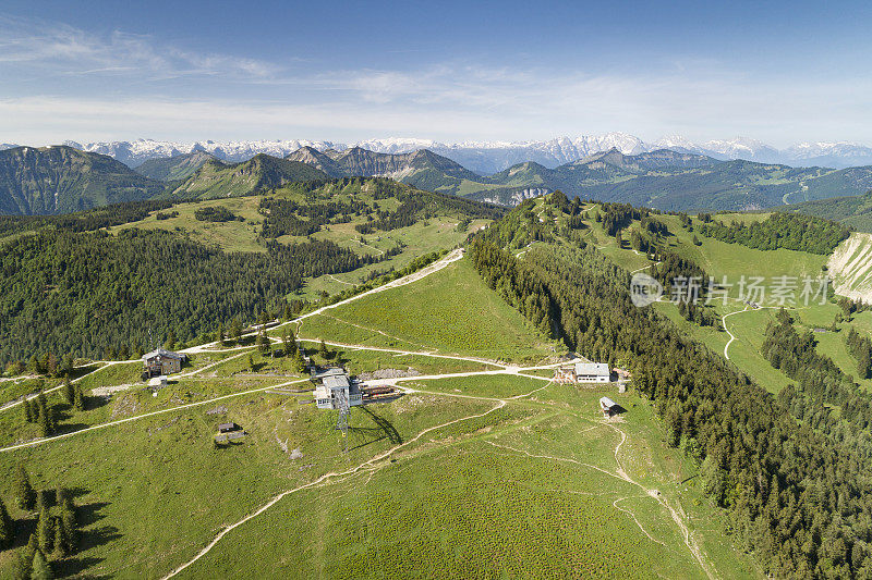 全景，Zwölferhorn峰顶十字和高山缆车，奥地利阿尔卑斯山，圣吉尔根，奥地利