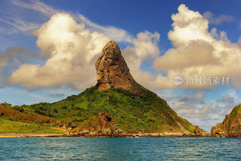 费尔南多・迪诺罗尼亚拥有大海、高山和天空，令人惊叹的风景。