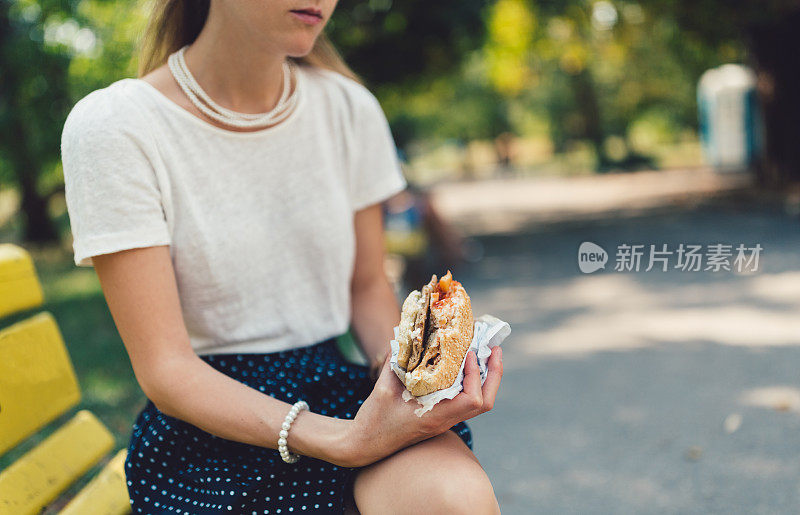 吃快餐的女商人