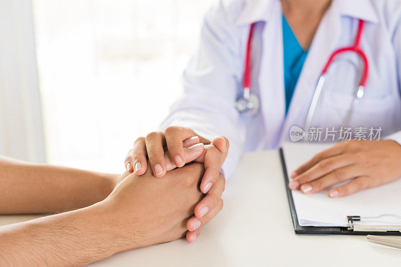 医生握着病人的手。医学保健理念。医生和病人。
