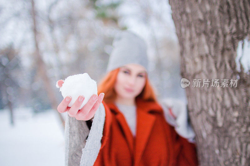 女人抱着雪球