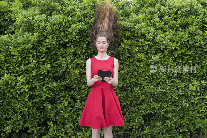 穿红衣服的女士被她的平板吹走了