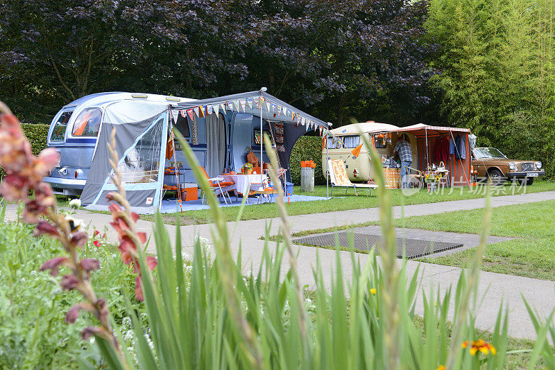 经典的大篷车露营在一个公园的复古风格