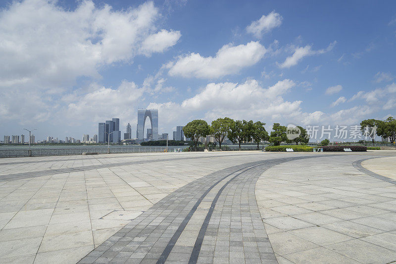 城市里空荡荡的广场和现代建筑