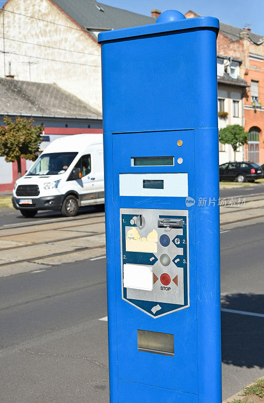 街边的停车罚单自动售货机