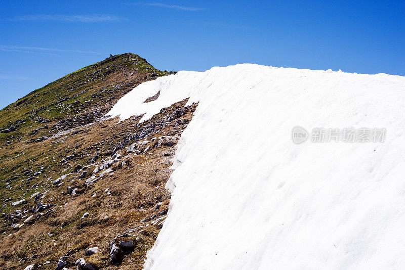 卡温德尔山脉有雪