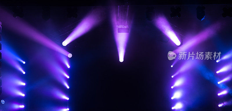 色彩斑斓的舞台灯光