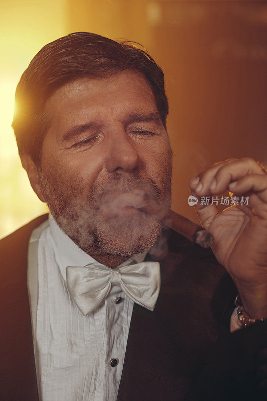 在酒吧里抽着古巴雪茄的有胡子的老人