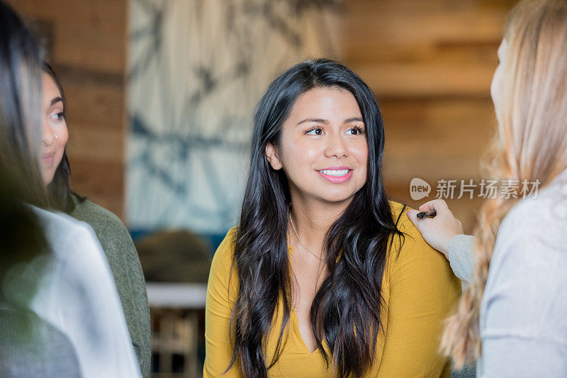 不同的女性在互助小组会议上互相支持