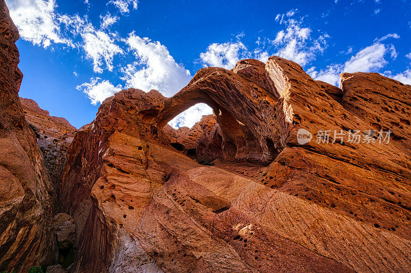 鞍拱红岩峡谷景观