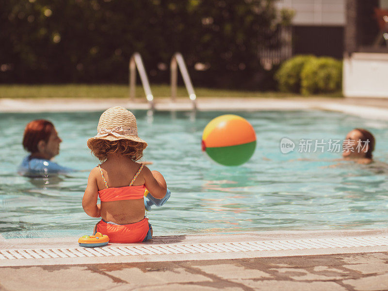 小女孩在游泳池
