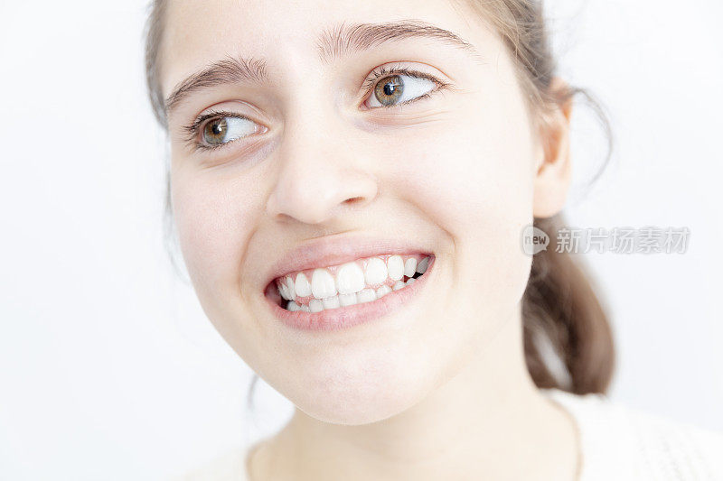 年轻女孩美丽的笑容和洁白的牙齿