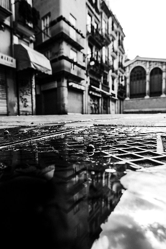 西班牙瓦伦西亚的老城街道倒影