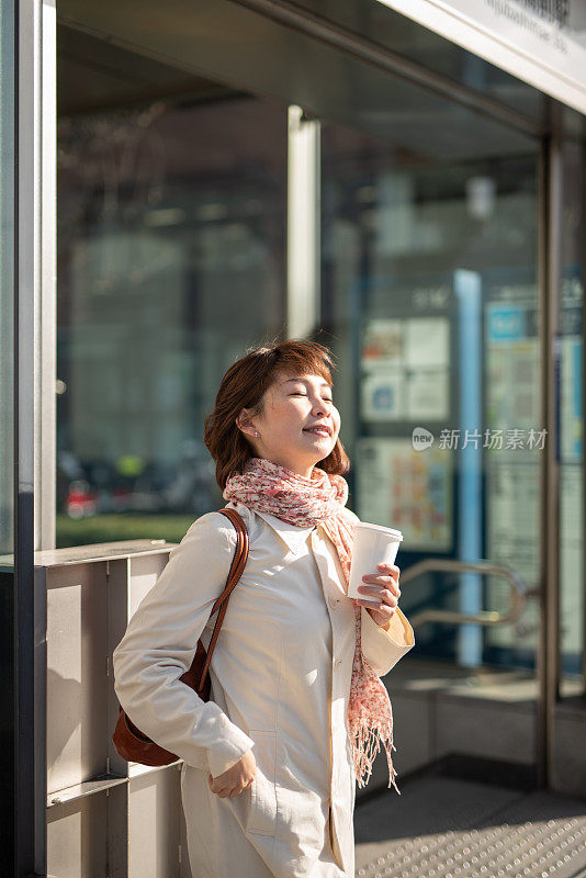 女商人在街上等待