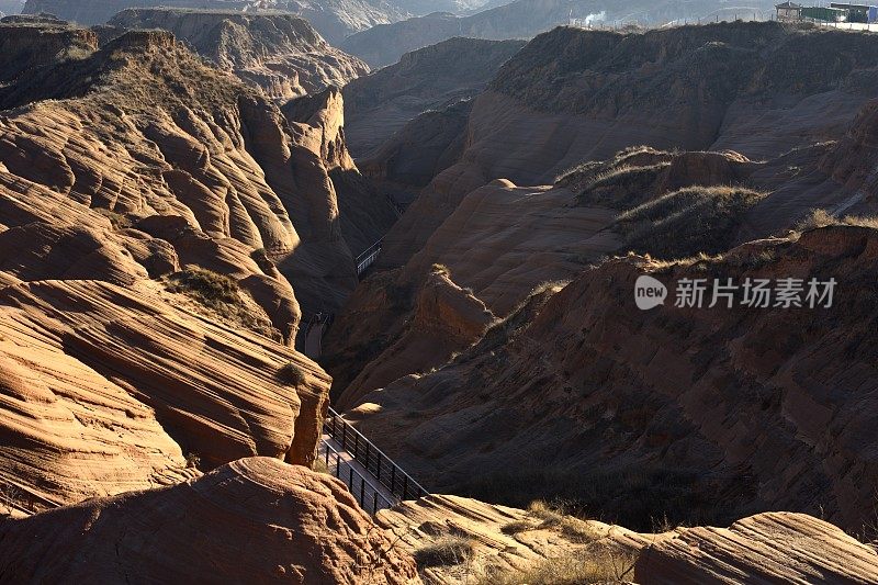 壮观如波涛般的丹霞地貌