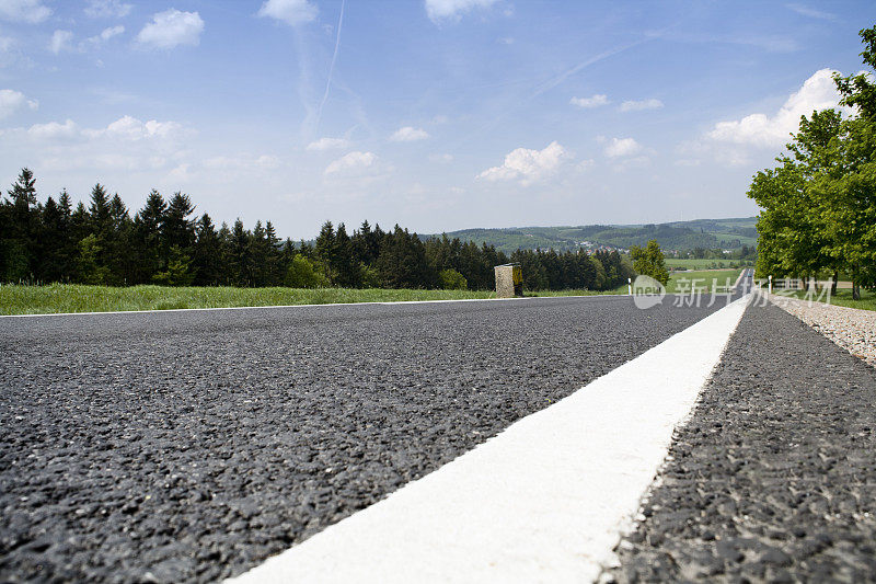 低角度的典型德国乡村道路