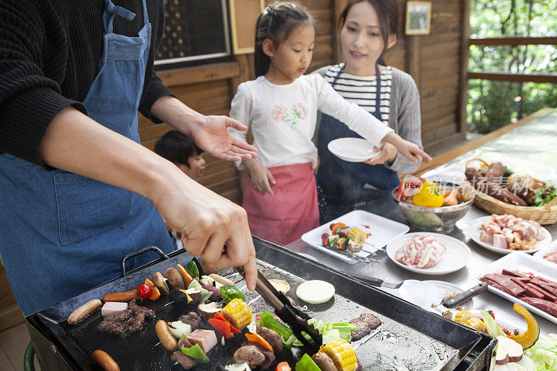 孩子们等着食材烧起来