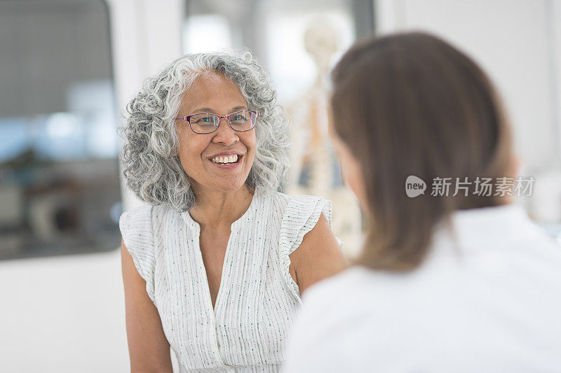 女医生正在给病人做咨询