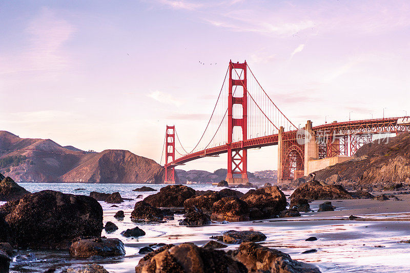 金门大桥日落在马歇尔的海滩。最好的日落地点在旧金山，加利福尼亚州。