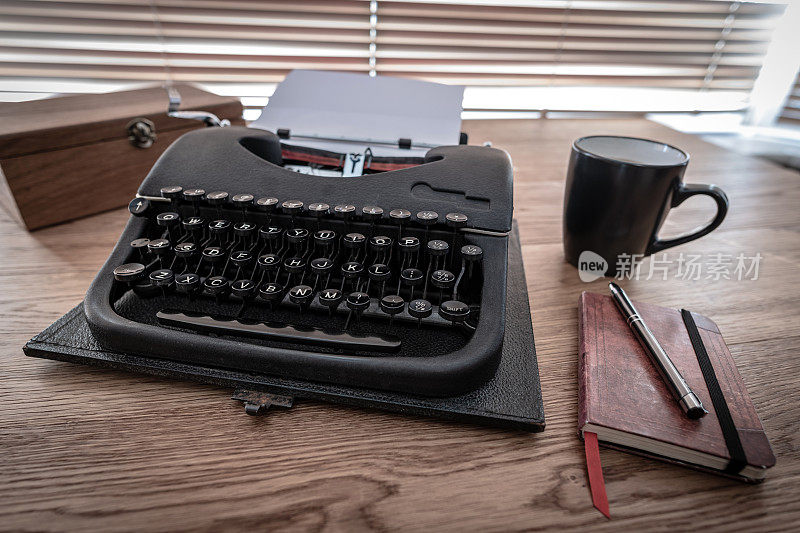 书桌上的老式打字机