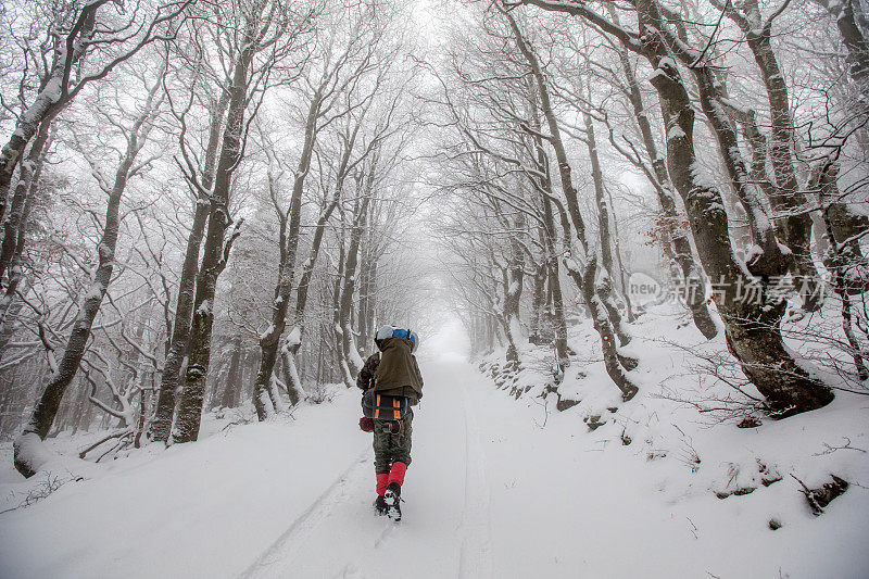 成年背包客在雪山徒步旅行