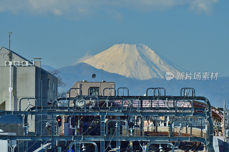 富士山:东京住宅区的晨景