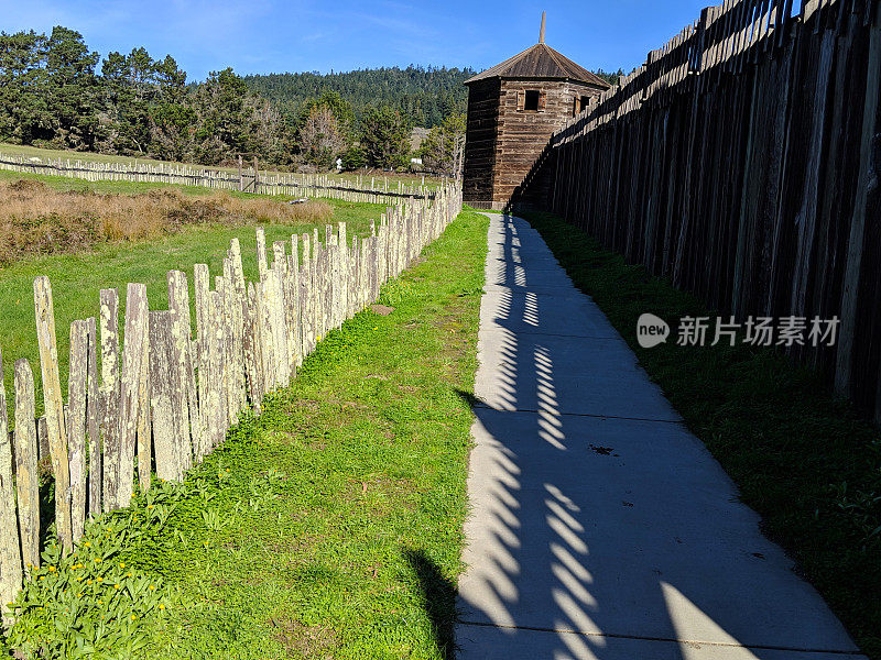 加州罗斯堡的历史墙和塔从阅兵场和庭院沿着历史悠久的老篱笆