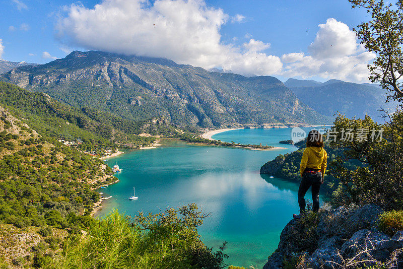 一个人在山顶徒步旅行。