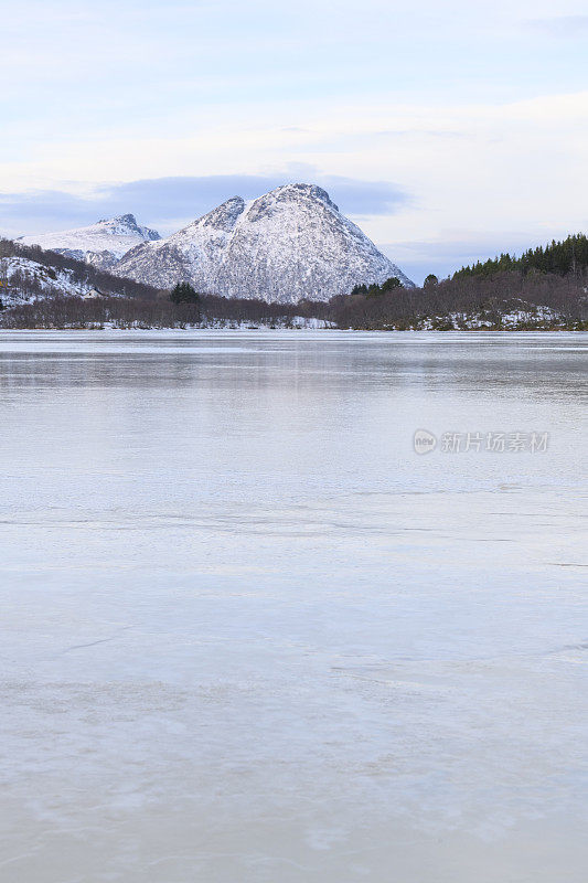 在美丽的冬日里，挪威北部Vesteralen群岛的冬季景观