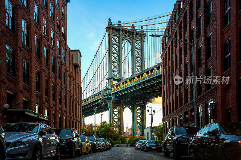 从被两座砖砌建筑围起来的狭窄巷子里看到的曼哈顿桥