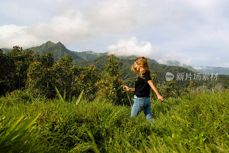 44岁的中年妇女在夏威夷考艾岛北岸享受快乐时光