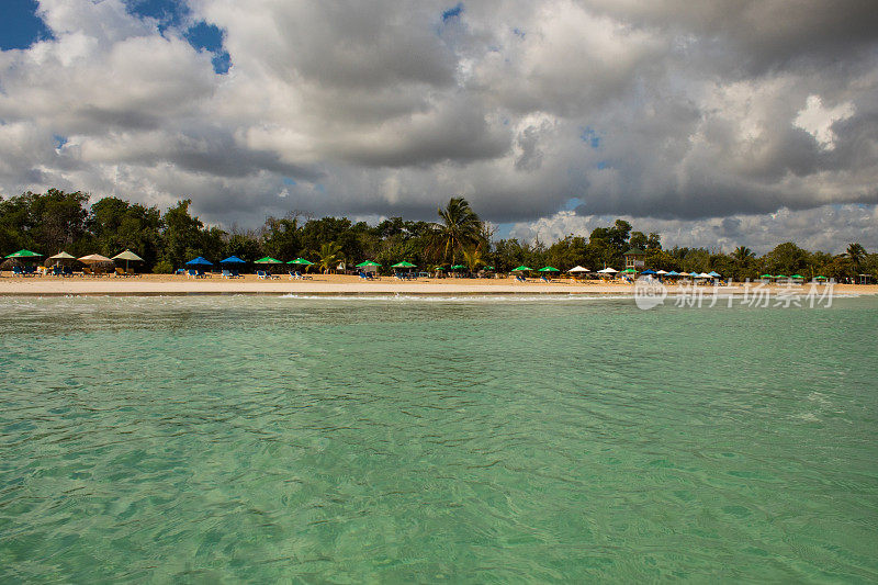 在令人惊叹的，绿色和蓝绿色的加勒比海的中央;透明的水，热带天堂。多米尼加共和国蓬塔卡纳的马卡罗。