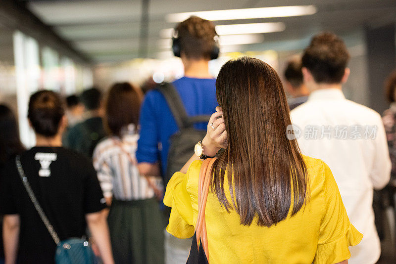 地铁里女人的后视图