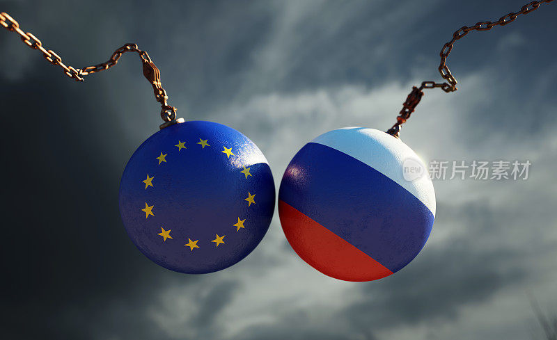 破坏球纹理与欧盟和俄罗斯国旗在黑暗的暴风雨的天空