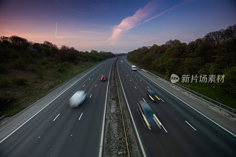 卡车在高速公路