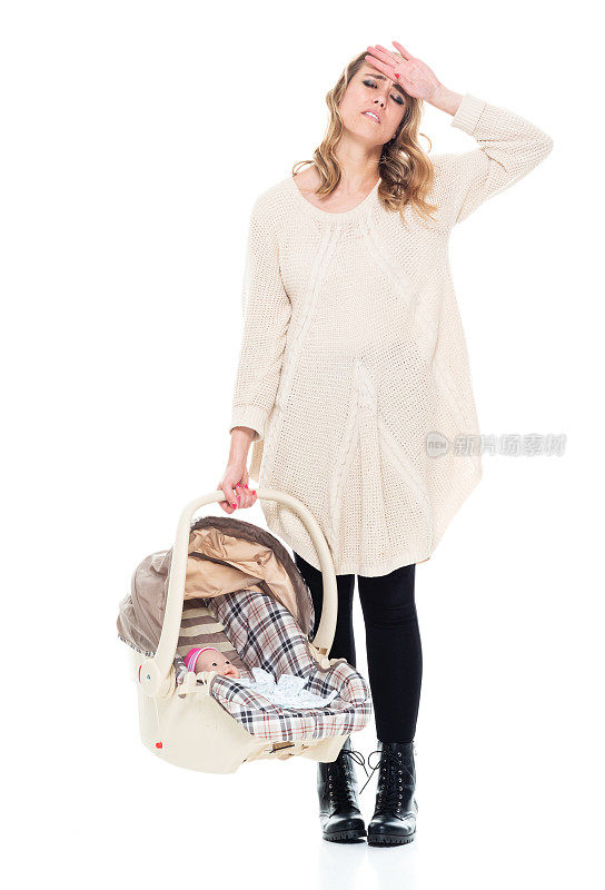 年轻漂亮的妈妈穿着一件毛衣抱着一个婴儿汽车座椅-头痛